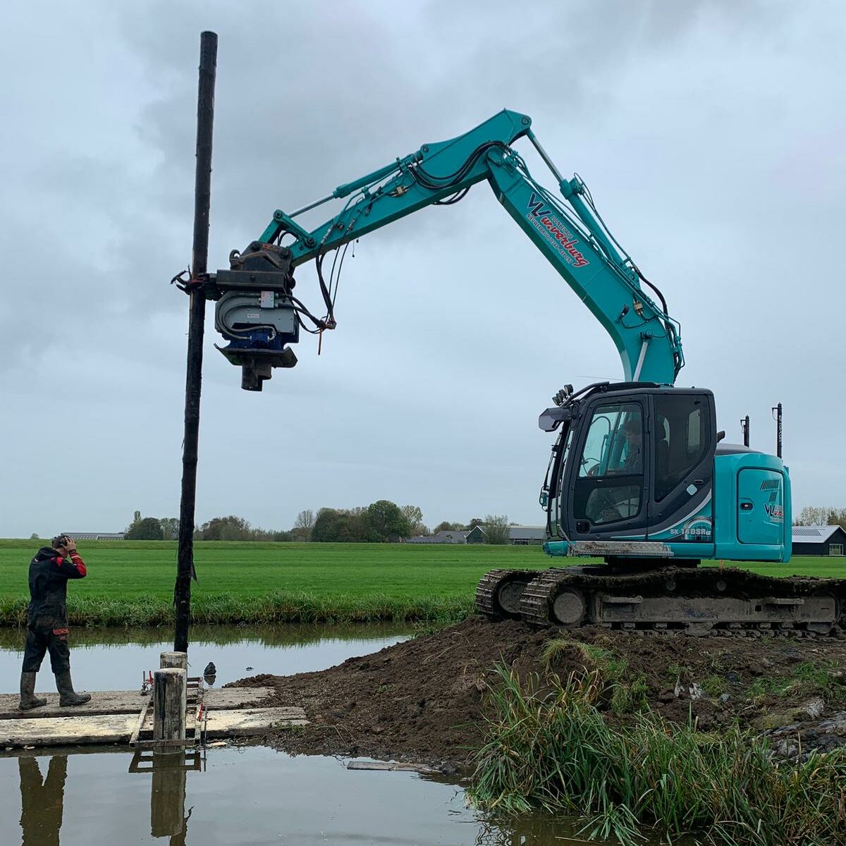 palen trillen met een kraanmachine