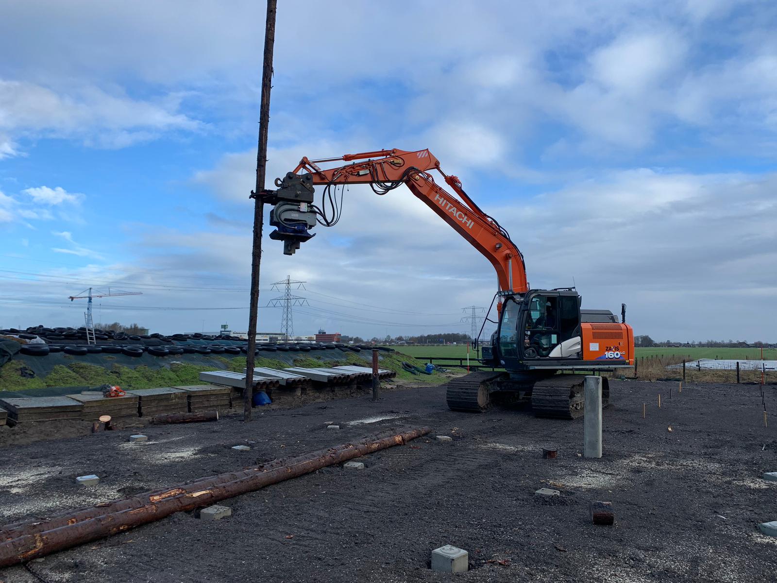 palen trillen met een kraanmachine