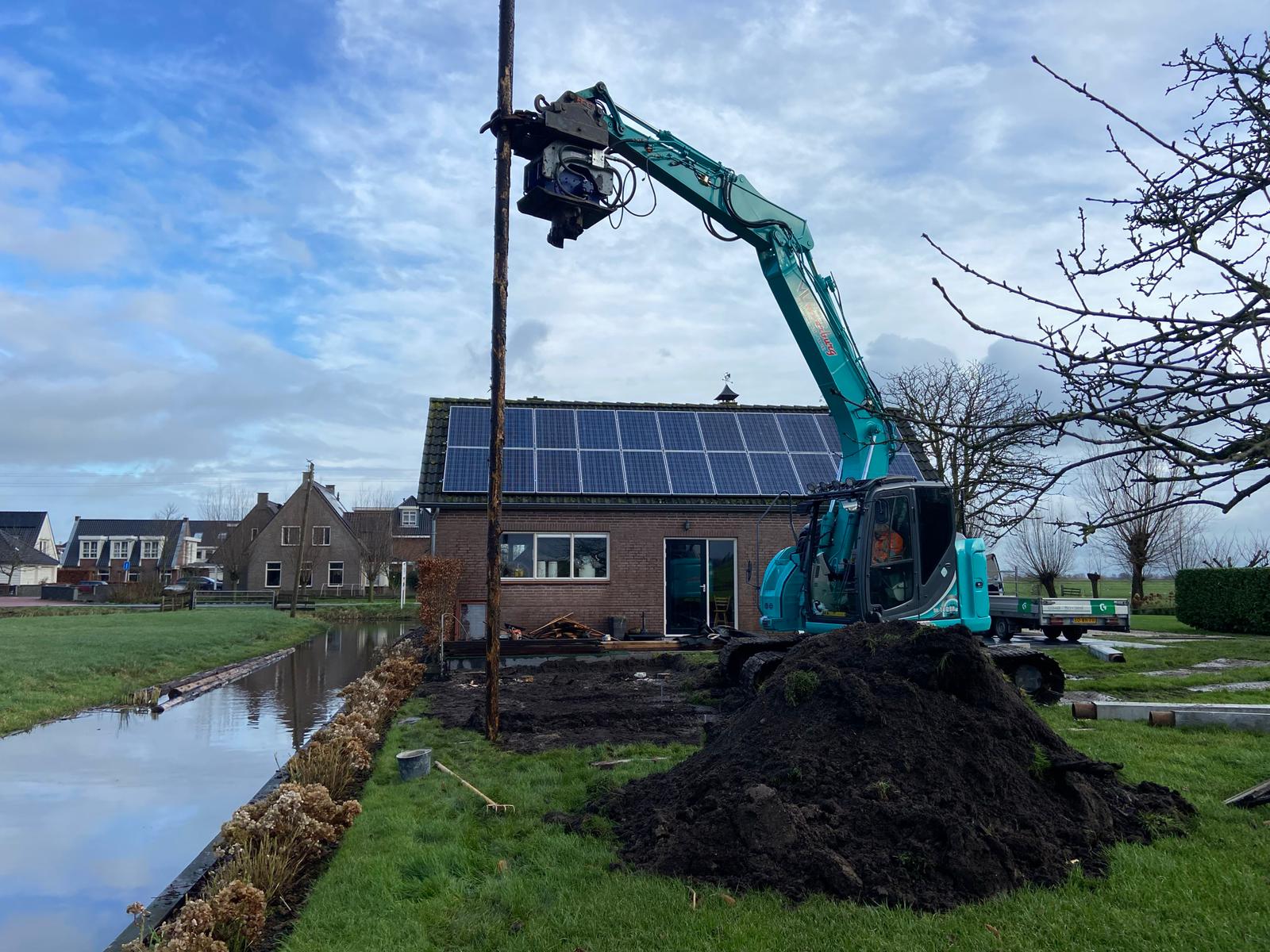 palen trillen met een kraanmachine